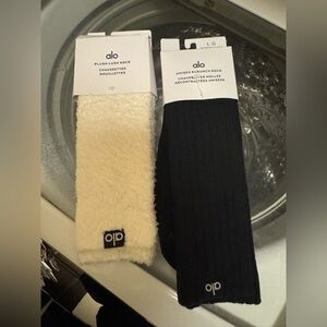 ALO Yoga Women's Plush Lush & Unisex Scrunch Socks - Black and Cream
